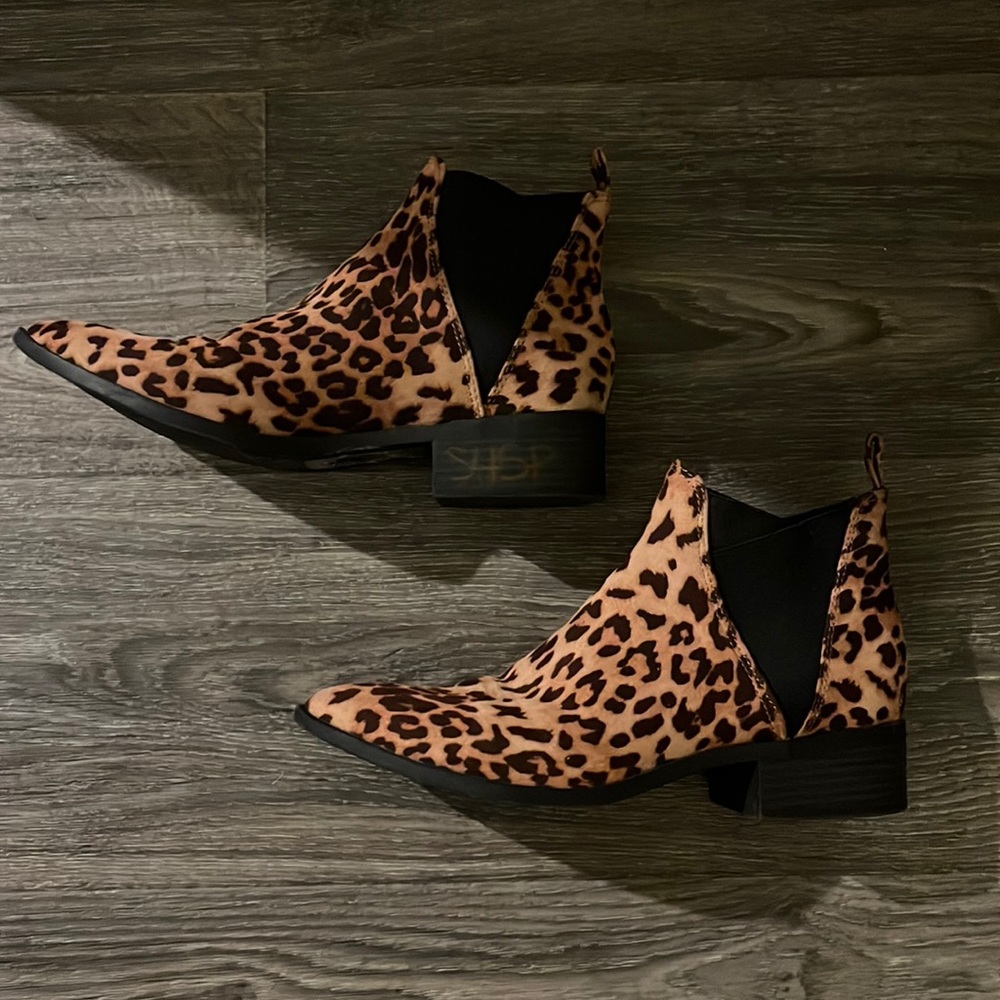 Size 8.5 ankle boots MYLU